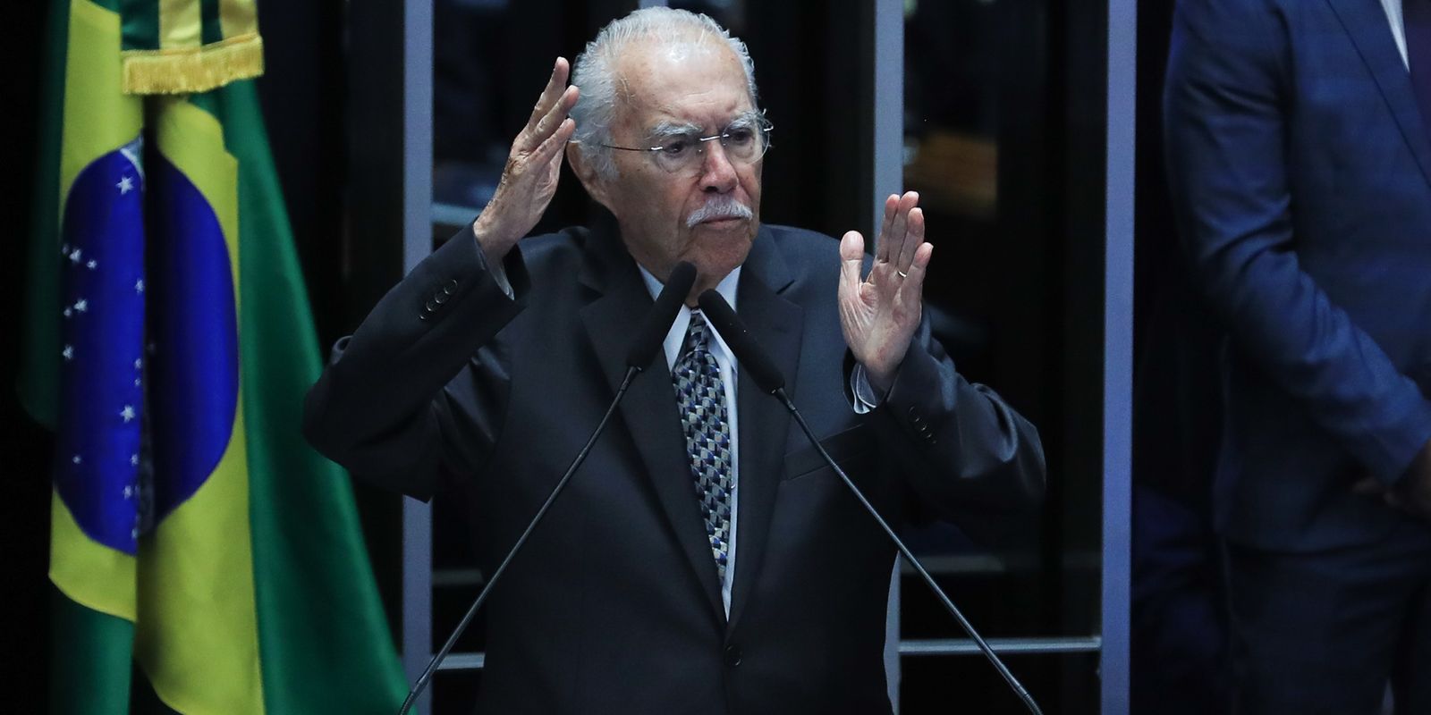 Ex-presidente José Sarney é internado com pneumonia em São Luís
