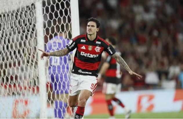 Flamengo vence Bragantino e abre vantagem após tropeço do Palmeiras no Brasileirão