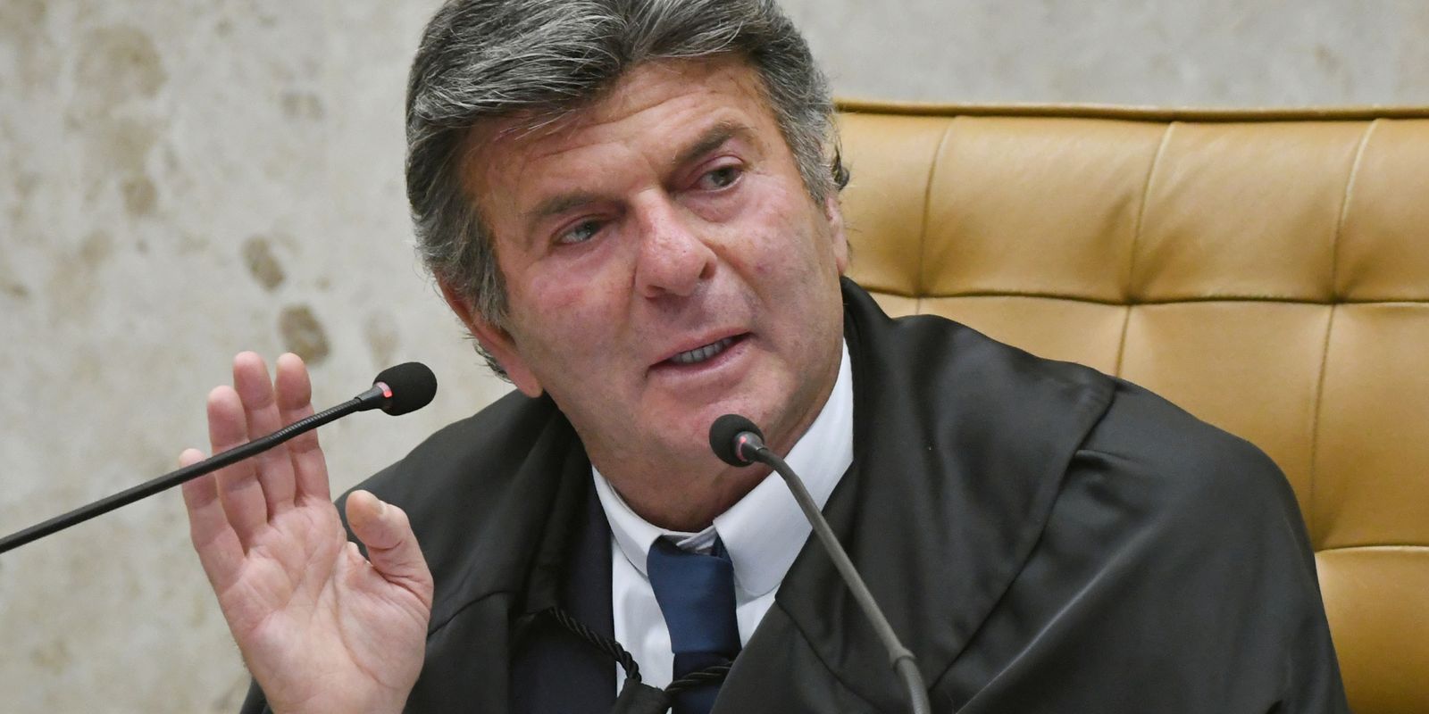 Luiz Fux suspende despacho de Dino sobre posts contra Flávio Bolsonaro