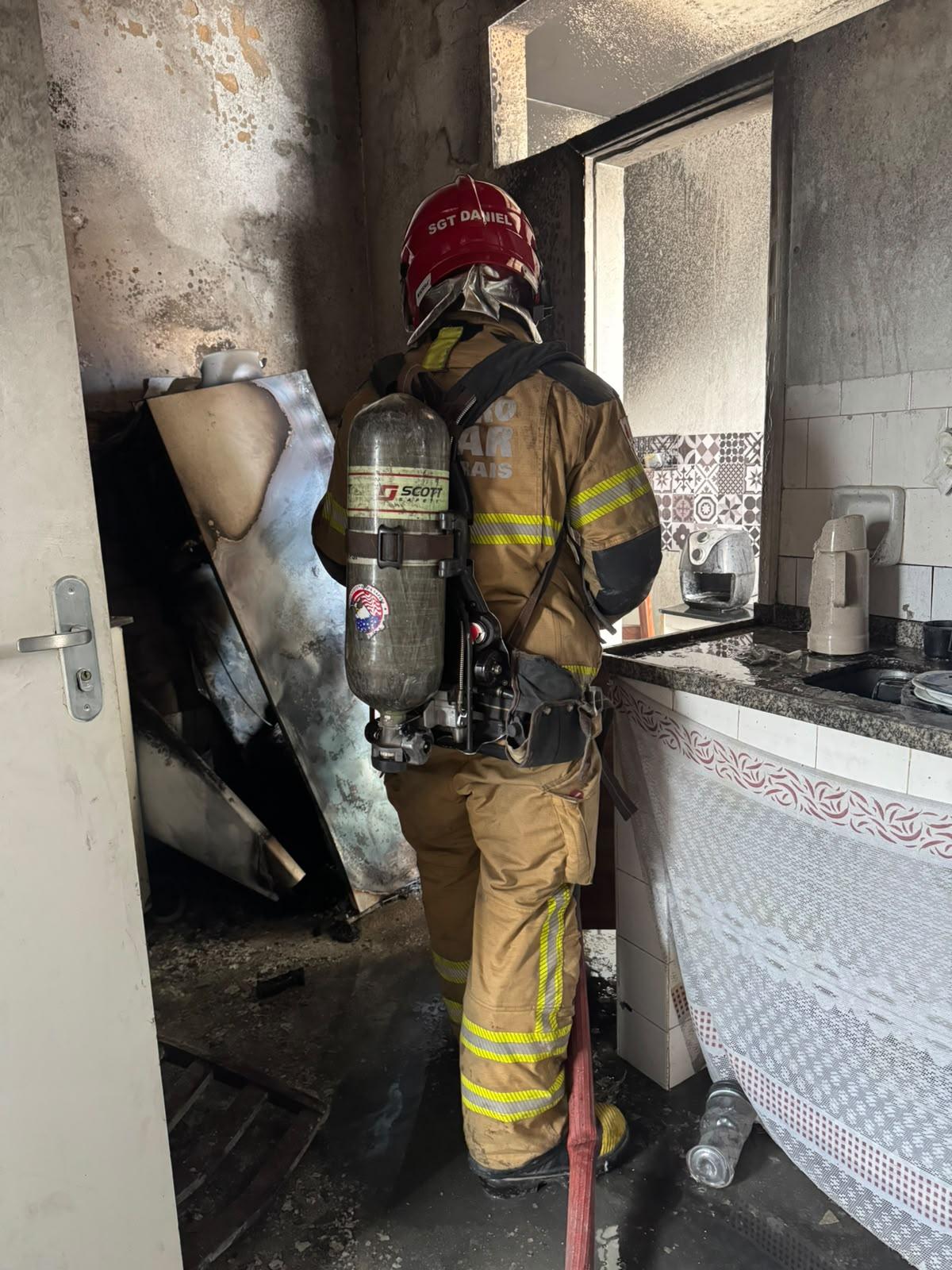 Incêndio em apartamento no Centro de Juiz de Fora mobiliza Bombeiros e deixa nove moradores intoxicados por fumaça