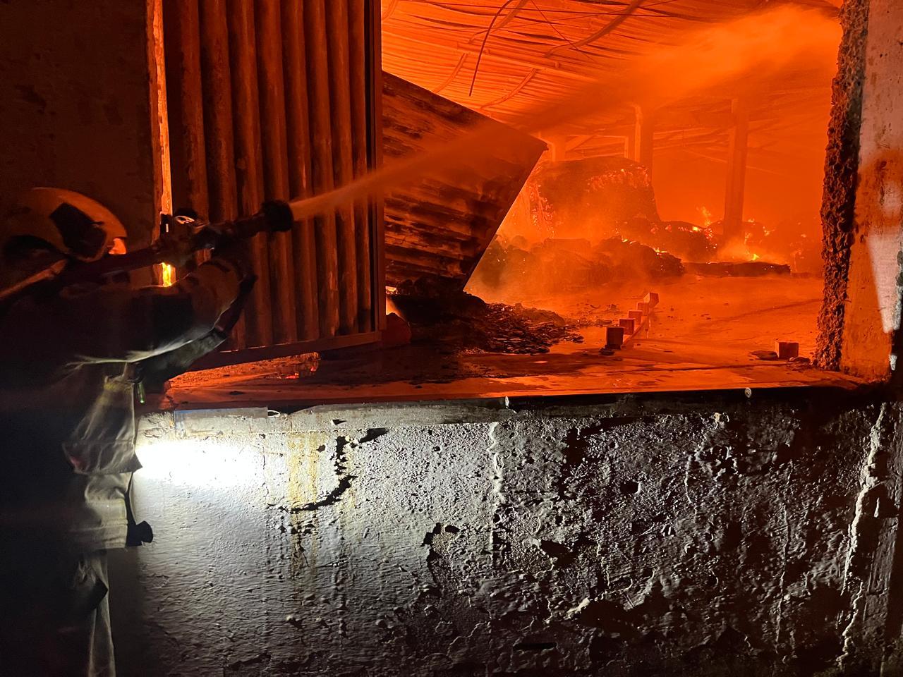 Incêndio em fábricas é controlado após atingir galpões de três empresas