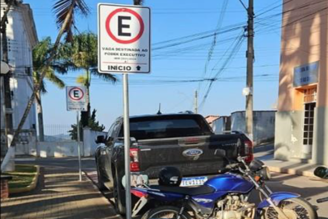 Justiça manda retirar vagas exclusivas para Prefeitura em praça de Alto Rio Doce