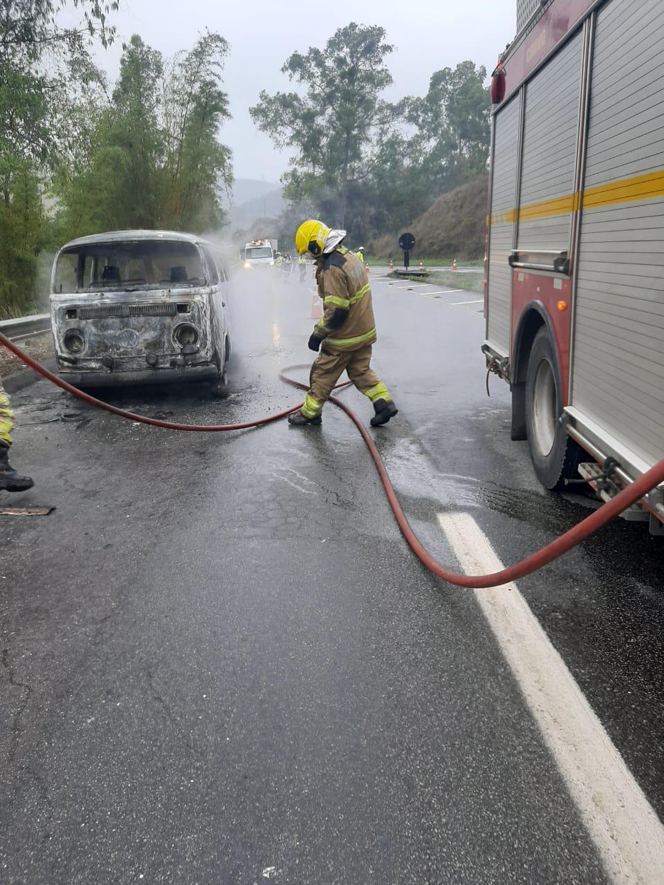Kombi pega fogo e mobiliza bombeiros após incêndio em veículo na BR-040