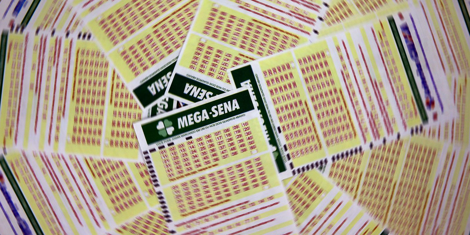 Mega-Sena acumulada atinge R$ 102 milhões após nenhum apostador acertar dezenas