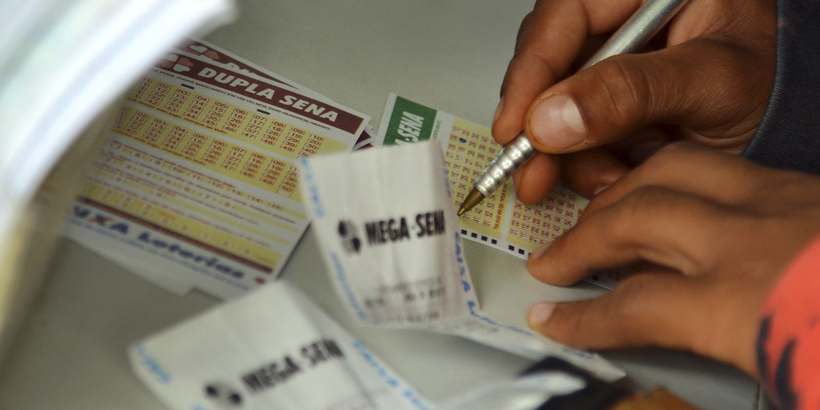 Mega-sena realiza sorteio de prêmio acumulado em r$ 102 milhões