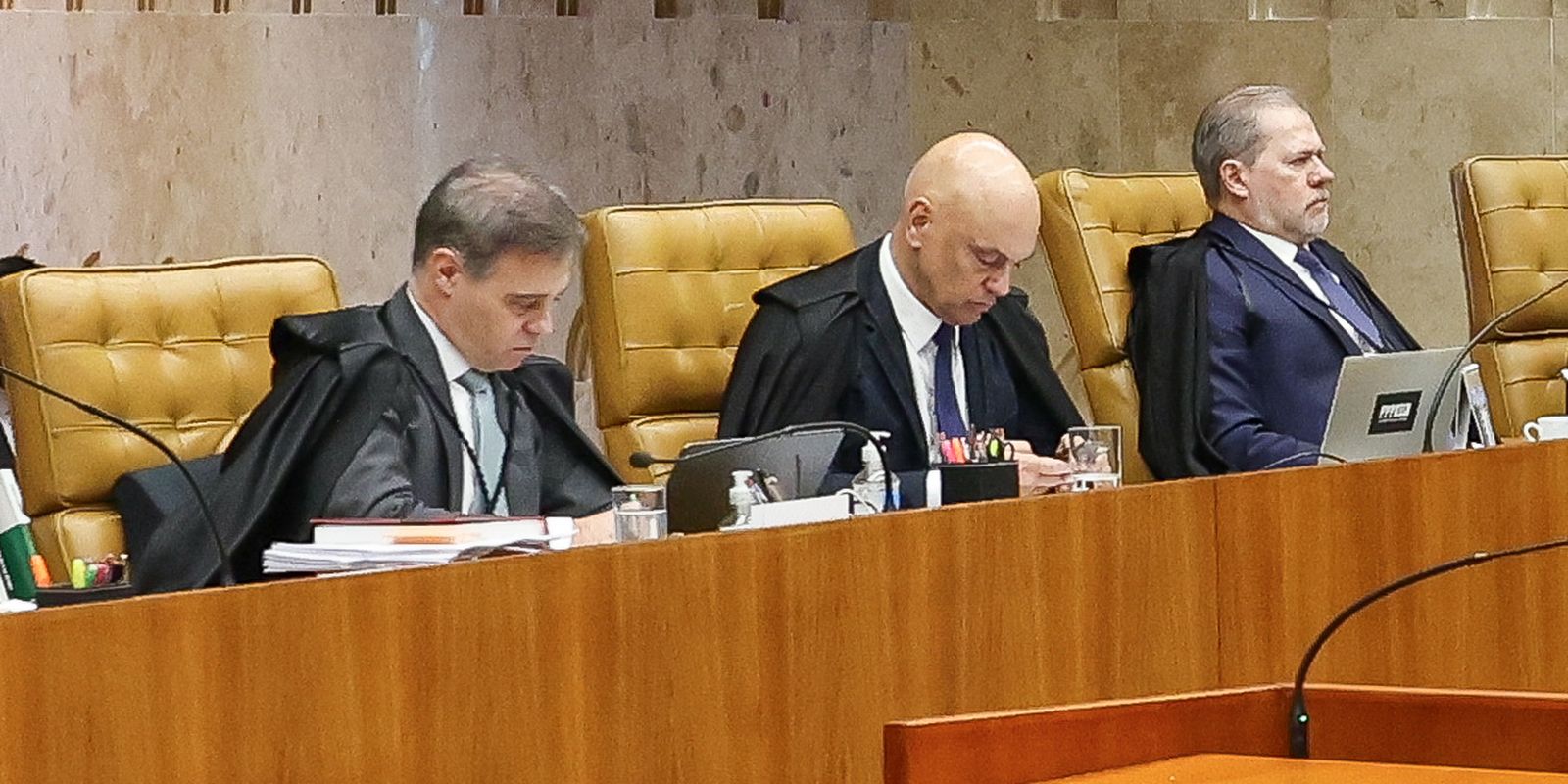 Moraes e Mendonça batem boca e inflamam conflito no STF