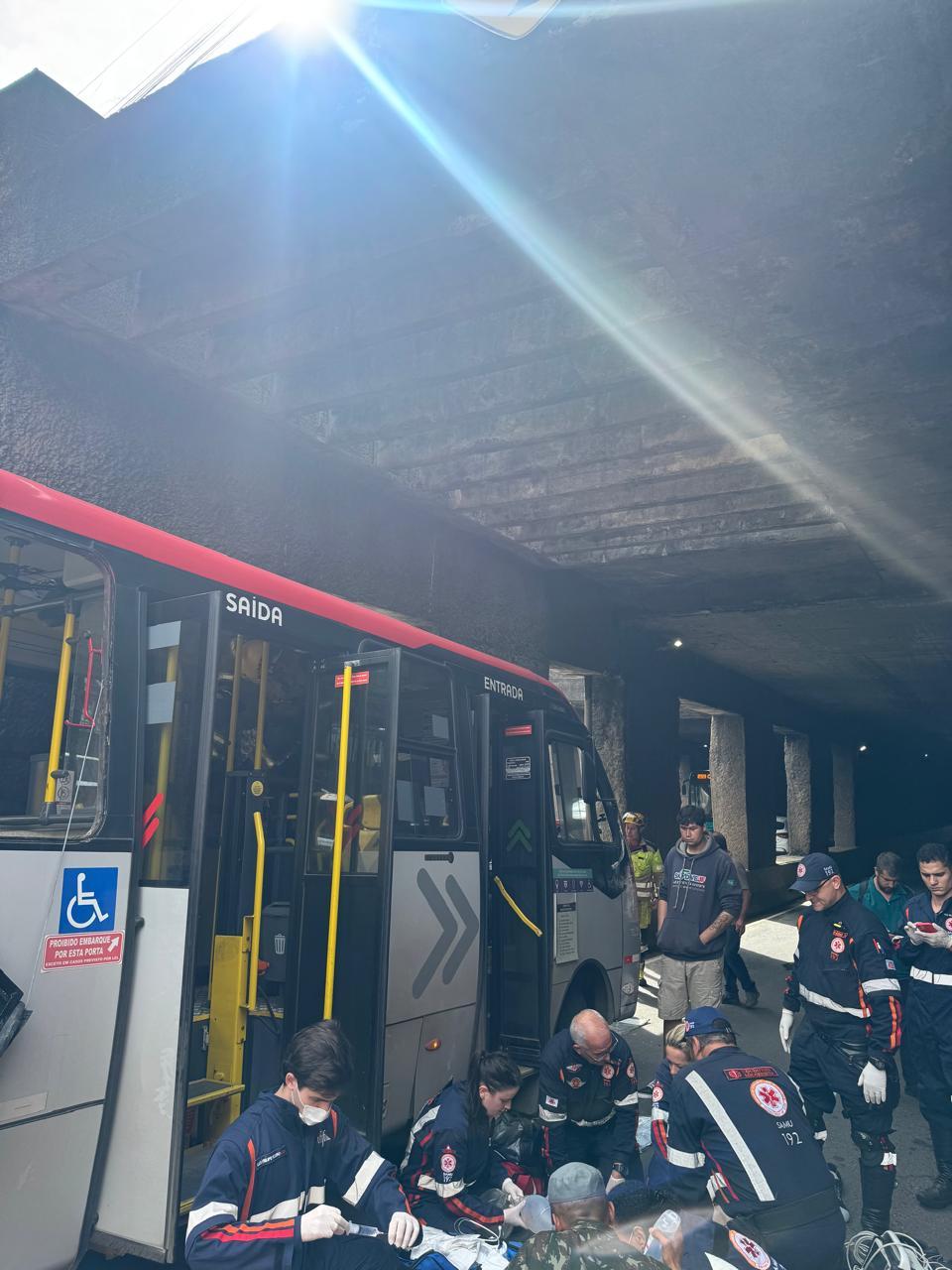 Motorista de ônibus sofre parada cardiorrespiratória e mobiliza socorro no Mergulhão em Juiz de Fora
