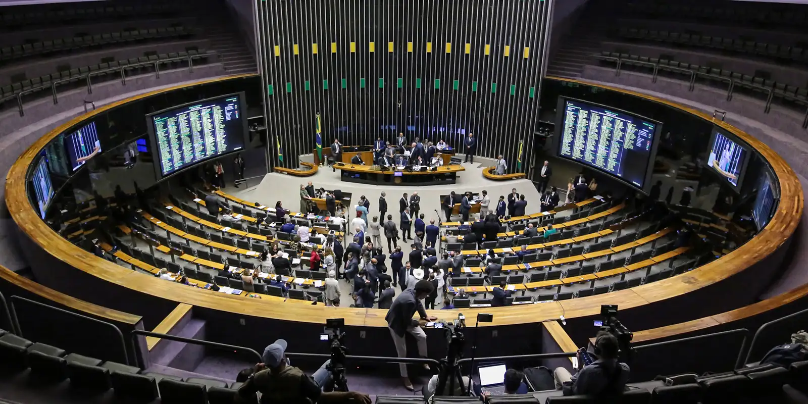 Câmara aprova MP que isenta a taxa das blusinhas e envia texto ao Senado
