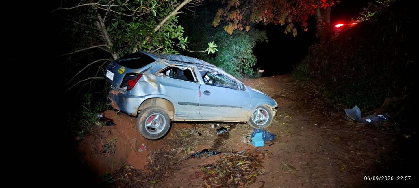 Mulher morre após carro com família sair da pista em Divino