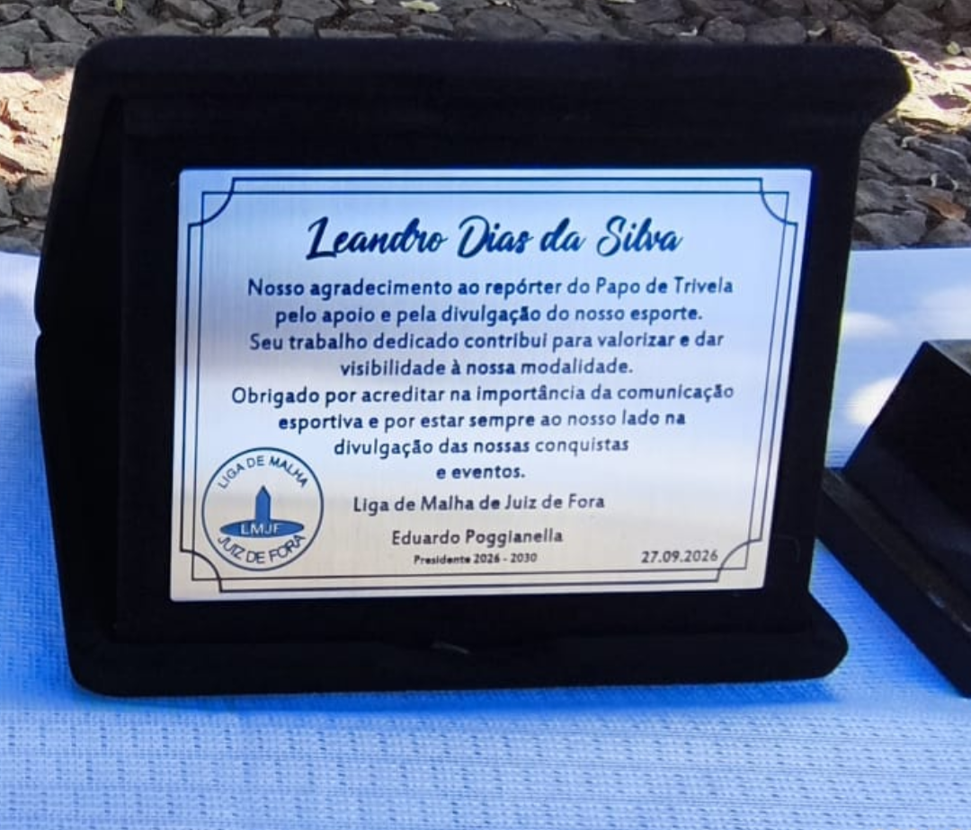 Placa entregue a Leandro Dias pela Liga de Malha de Juiz de Fora em reconhecimento ao trabalho de divulgação da modalidade no Papo de Trivela. Foto: Raul Souza.