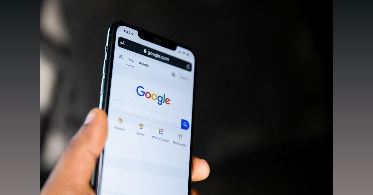 Crédito da imagem: Foto por Solen Feyissa na Unsplash - https://unsplash.com/photos/smartphone-displaying-google-search-engine-UWVJaDvXW_c