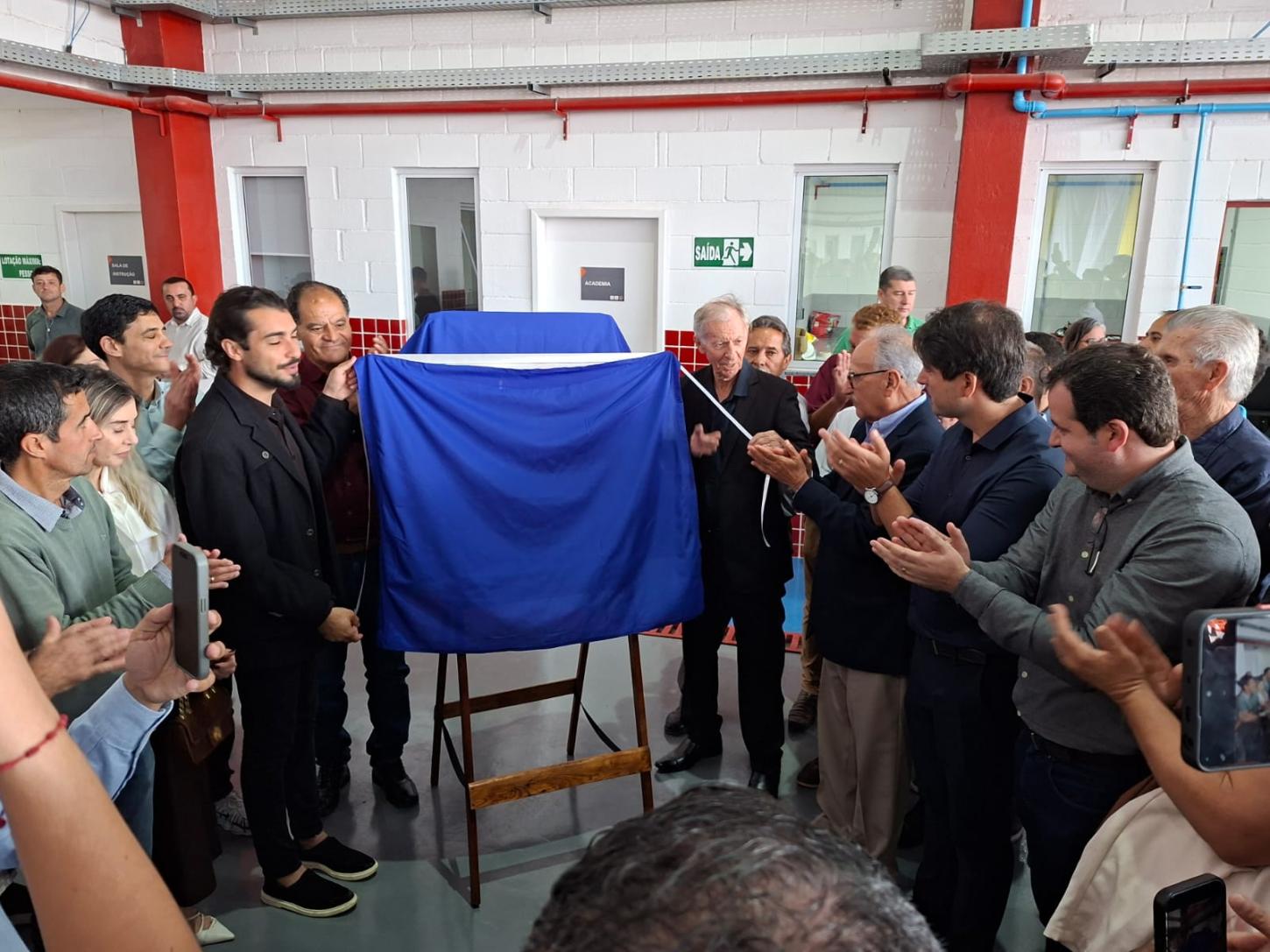 descerramento de uma placa em agradecimento aos municípios pelo financiamento da construção do Hangar