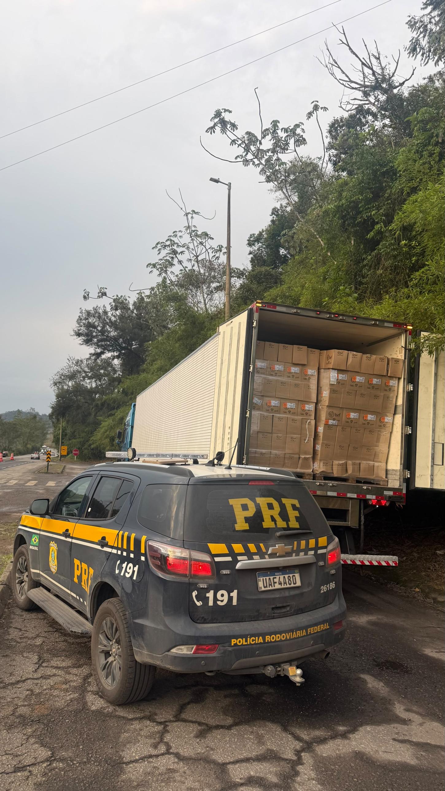 PRF apreende carga de linguiça sem nota fiscal avaliada em R$ 200 mil na BR-040