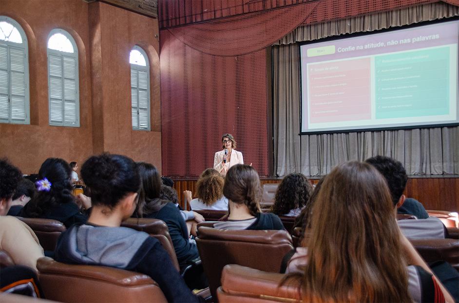 Projeto Alerta Lilás leva orientação sobre violência de gênero a estudantes de Minas Gerais