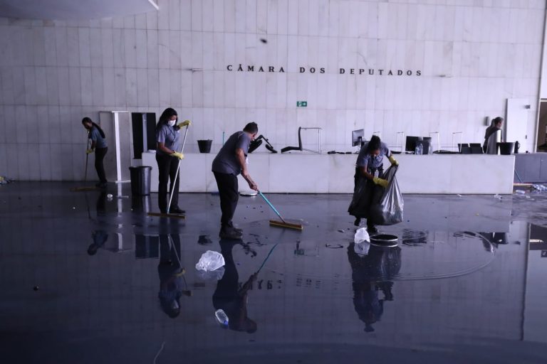 Projeto de lei amplia vagas para mulheres em contratos públicos