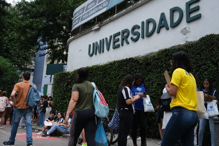 Projeto de lei propõe fim do vestibular e acesso universal ao ensino superior