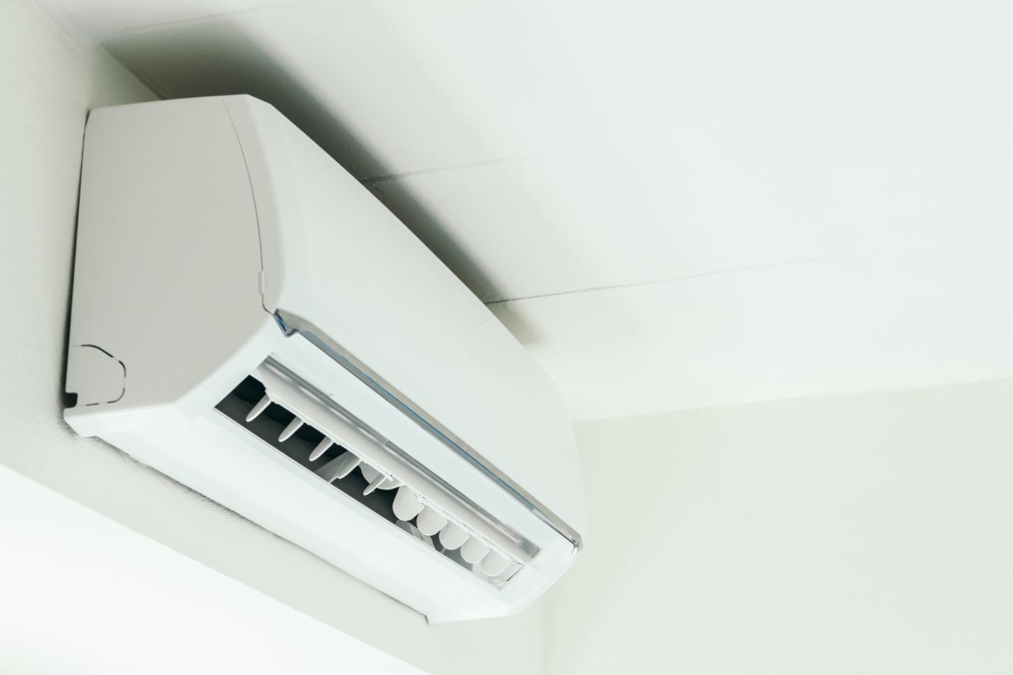 Quanto o ar-condicionado pesa no bolso? Simulador mostra impacto real na conta de luz em diferentes regiões do Brasil