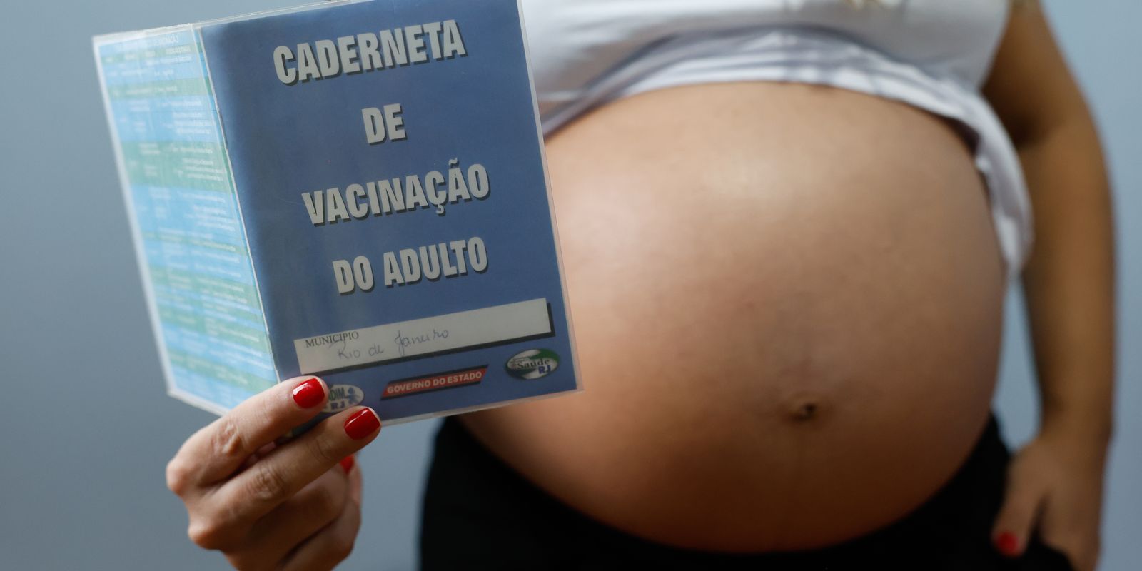 Baixa vacinação em gestantes aumenta riscos para mães e bebês no Brasil