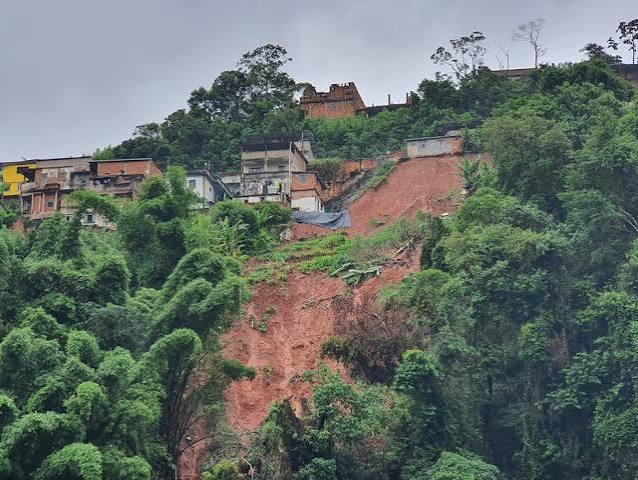 Risco geológico persiste no Vitorino Braga e moradores cobram intervenção definitiva após novo colapso de barreira
