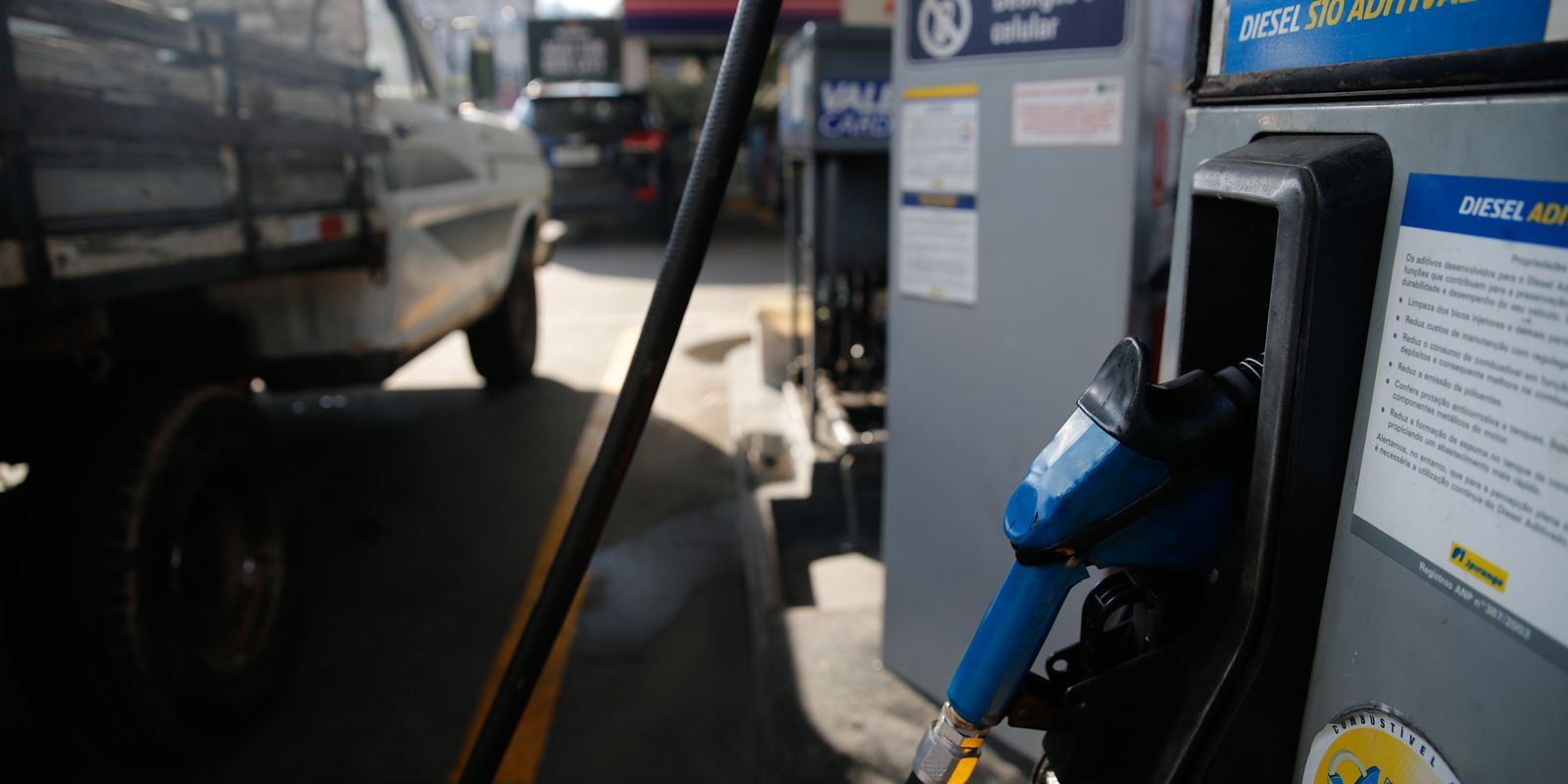 Governo federal amplia subsídio aos combustíveis após alta do petróleo