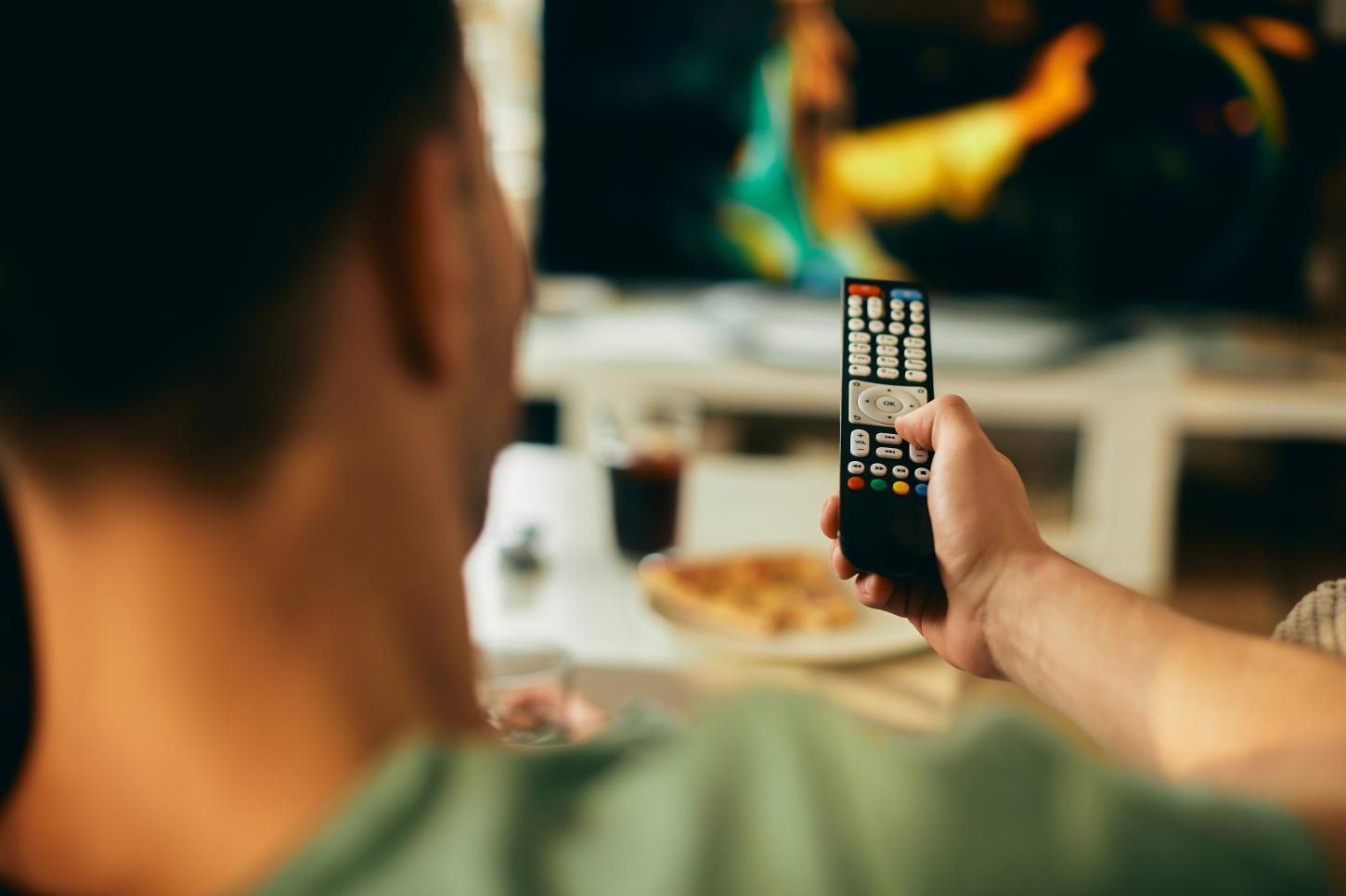 35% dos jovens assistem filmes e séries várias vezes ao dia; veja como usar esse hábito para treinar inglês