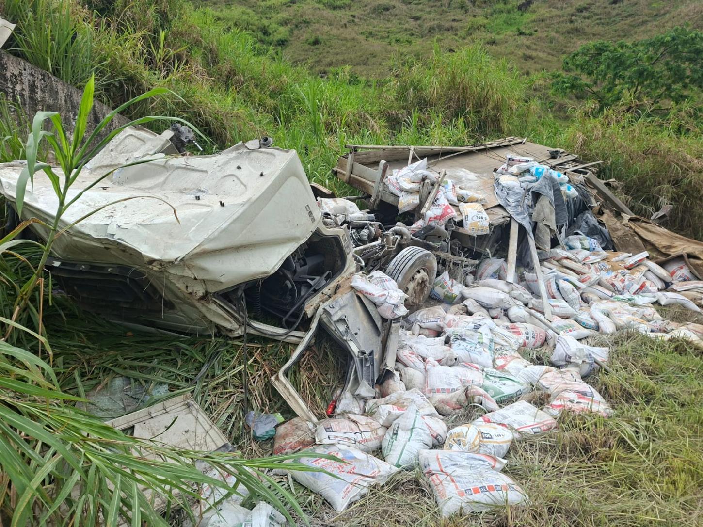 Acidente grave na BR-116 em Leopoldina deixa motorista ferido após colisão sob chuva