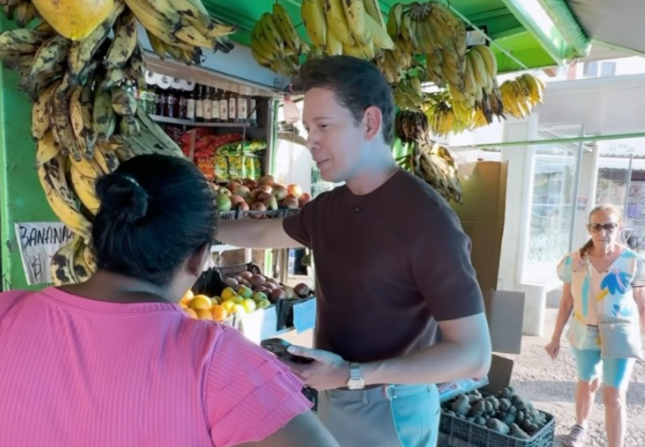 Bispo Bruno Leonardo surpreende Dona May em barraca de frutas e doa R$ 10 mil após emocionante encontro