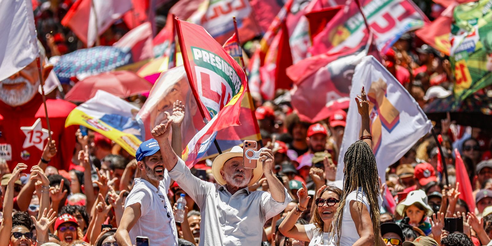 Lula defende fim da escala 6x1 e critica Banco Master em comício no DF