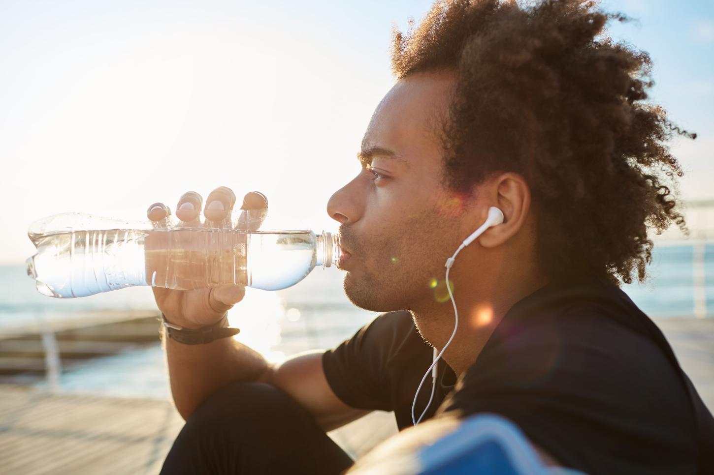 Calor de fim de ano: por que a hidratação virou questão de saúde e de produtividade