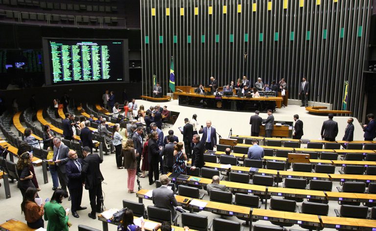 Câmara dos Deputados analisa proposta para o SUS aceitar exames da rede privada