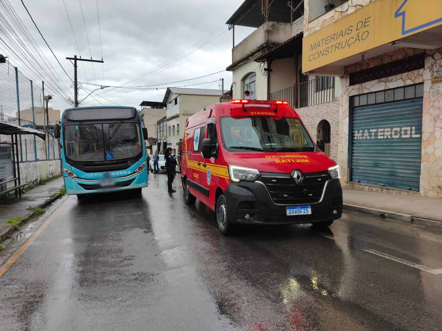 Carro e ônibus colidem no bairro Chapada em Conselheiro Lafaiete