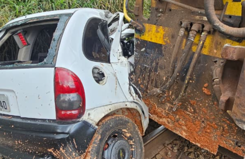 Colisão entre carro e trem deixa um morto e motorista gravemente ferido em Juiz de Fora