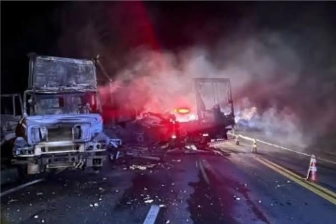 Colisão entre dois caminhões provoca incêndio e mata motorista na BR-116, em Muriaé