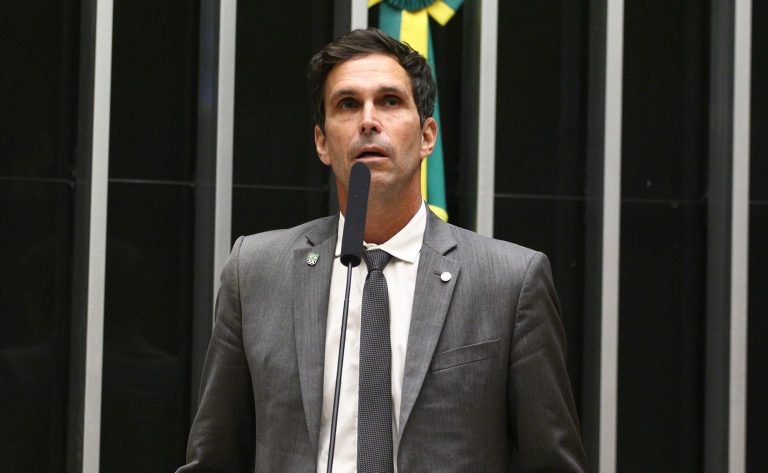 Comissão aprova projeto de lei que proíbe demissão de jovens atletas na escola