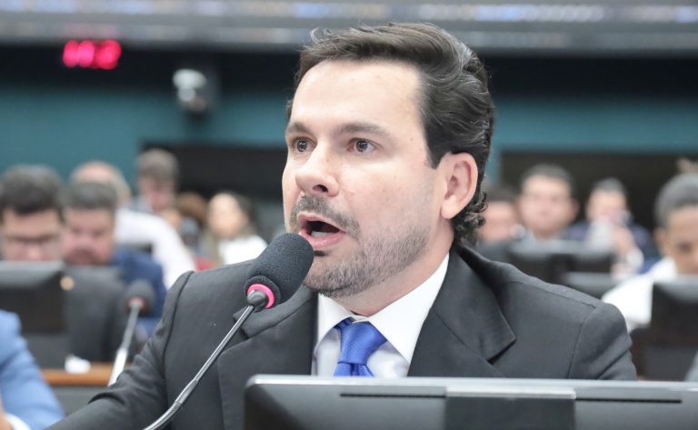 CCJ aprova o fim da taxa de fiscalização de telefonia celular na Câmara