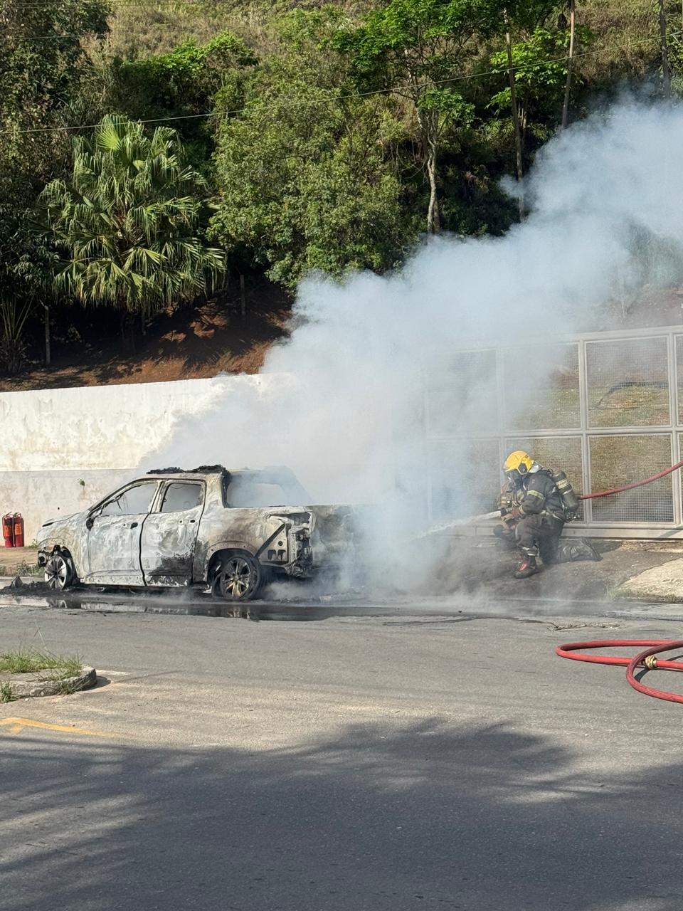Corpo de Bombeiros mobiliza duas viaturas para controlar incêndio em veículo no bairro Bom Clima em Juiz de Fora
