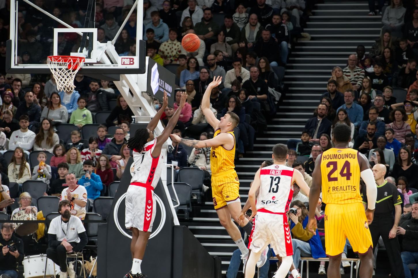 Curry faz 44, Jokic alcança marca histórica e Thunder perde invencibilidade em rodada cheia da NBA