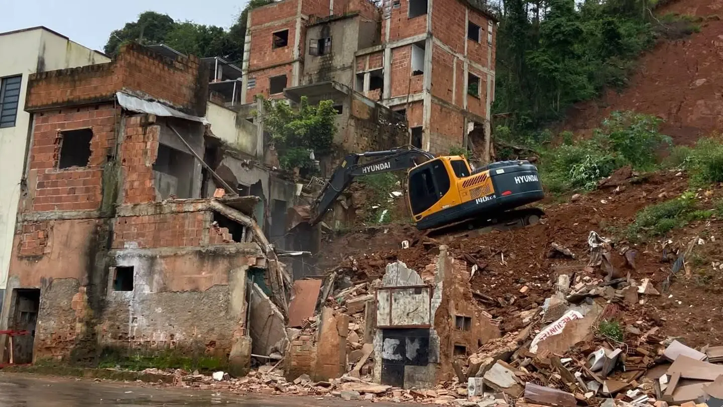 Defesa Civil de Juiz de Fora conclui demolição de dez imóveis