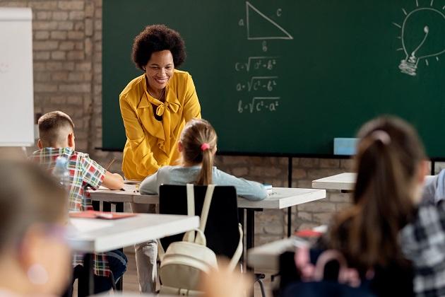 Dia do Professor: entre telas, inteligência artificial e violência, educadores buscam novos caminhos em sala de aula