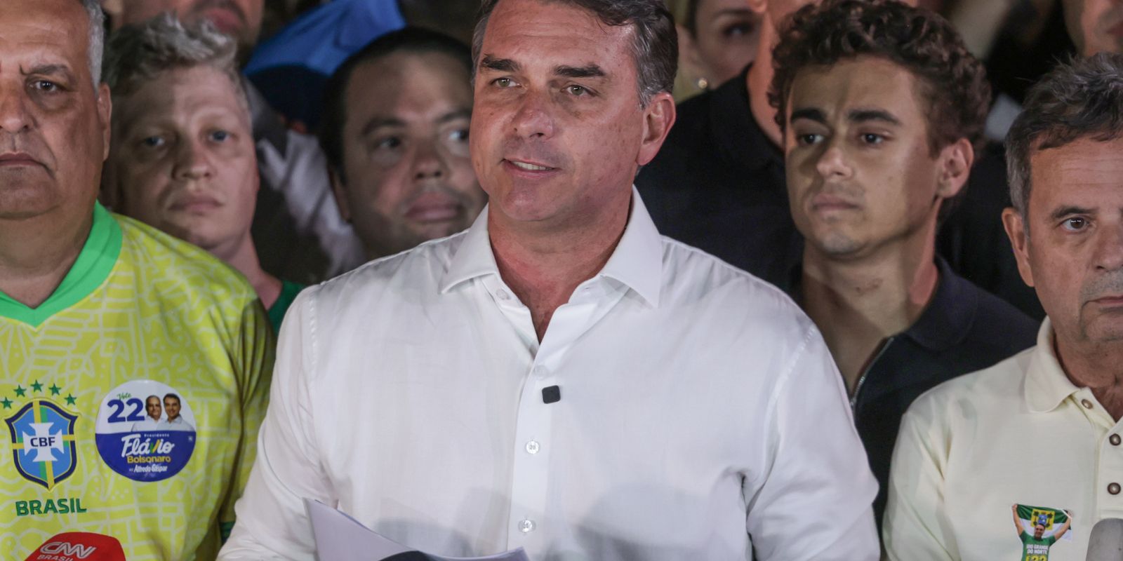 Flávio Bolsonaro divulga carta de agradecimento a Trump e Milei após fugir