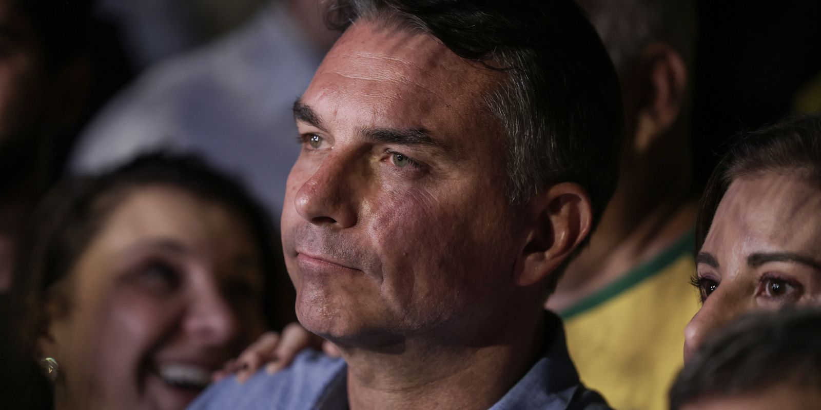 Sabatina de Flávio Bolsonaro na TV Globo é marcada por negações e propostas