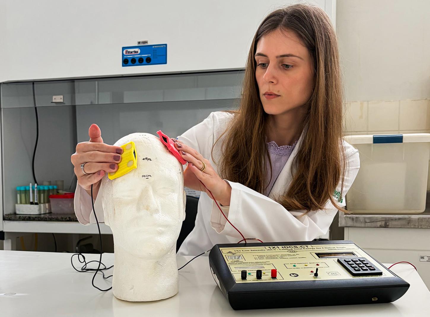 Estimulação cerebral aliada à educação nutricional reduz desejo por comida em mulheres com obesidade