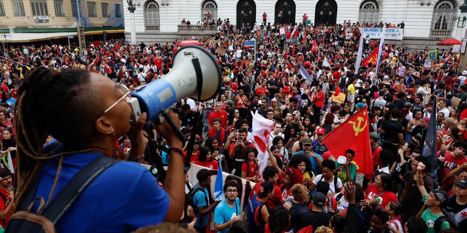 Estudantes realizam atos pelo país em defesa de Lula no segundo turno