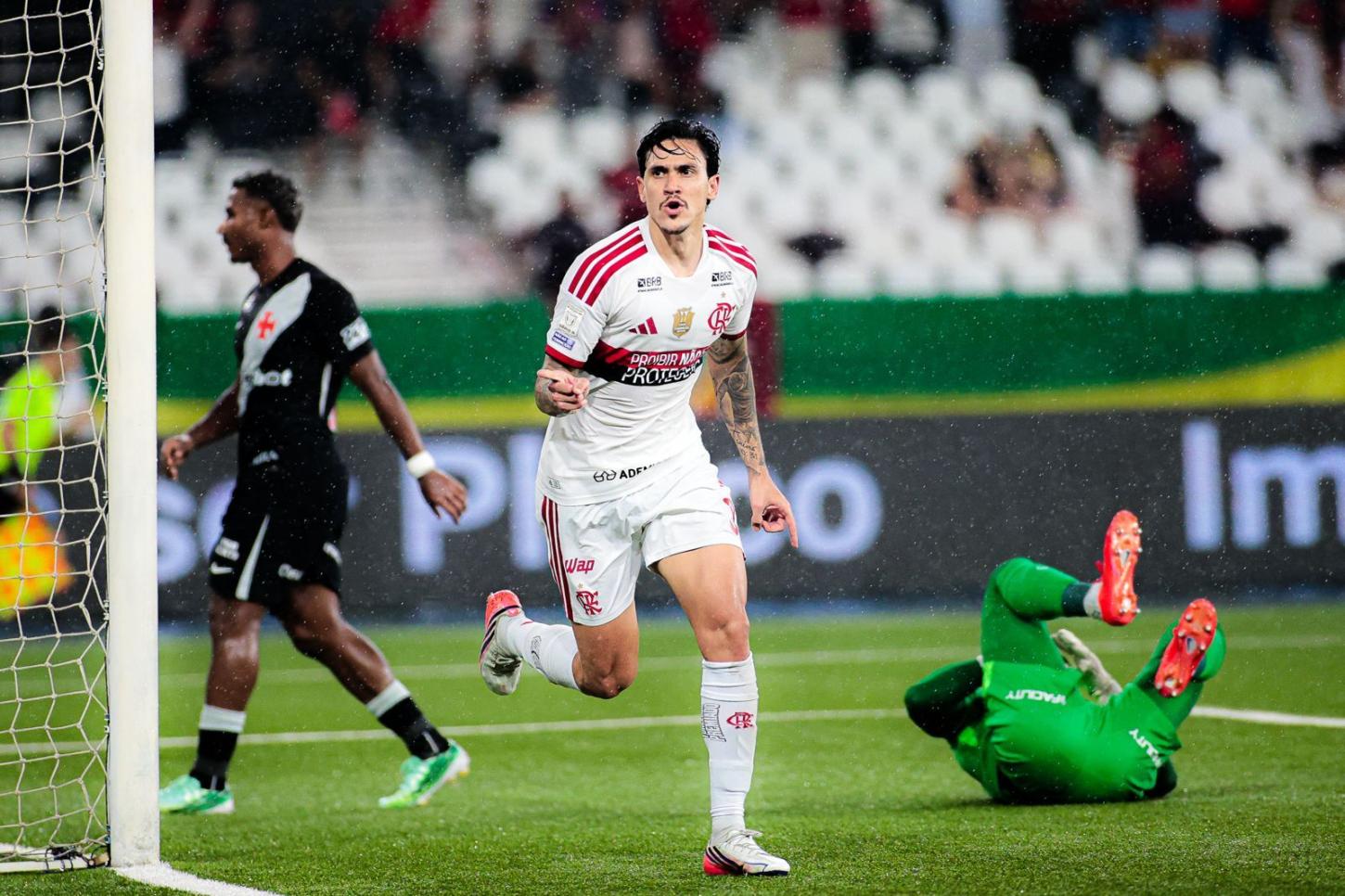 Flamengo atropela o Vasco, vence por 4 a 1 e abre três pontos na liderança