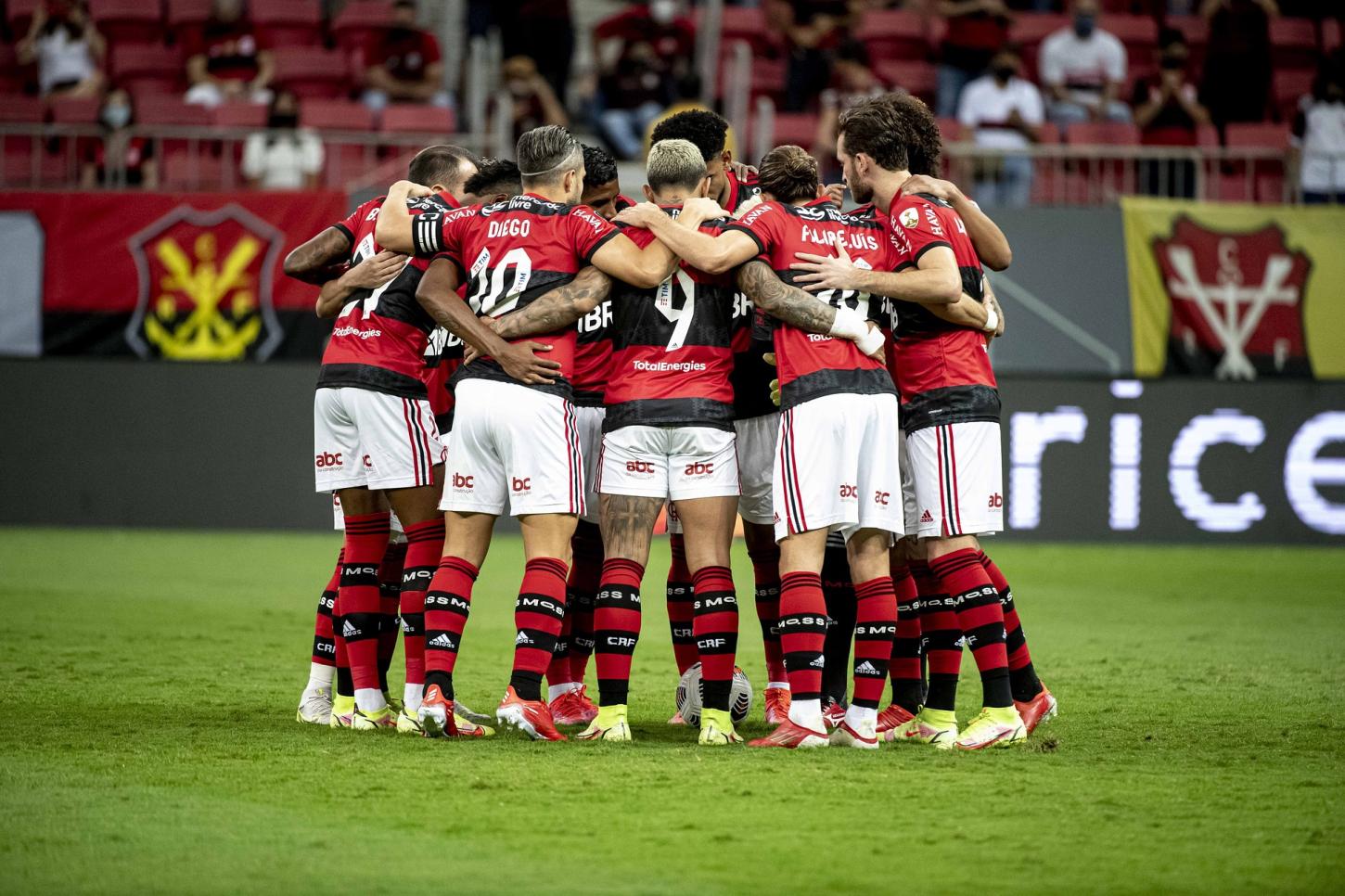 Flamengo vence clássico no Maracanã e Palmeiras goleia no Derby para manter disputa acirrada pela liderança