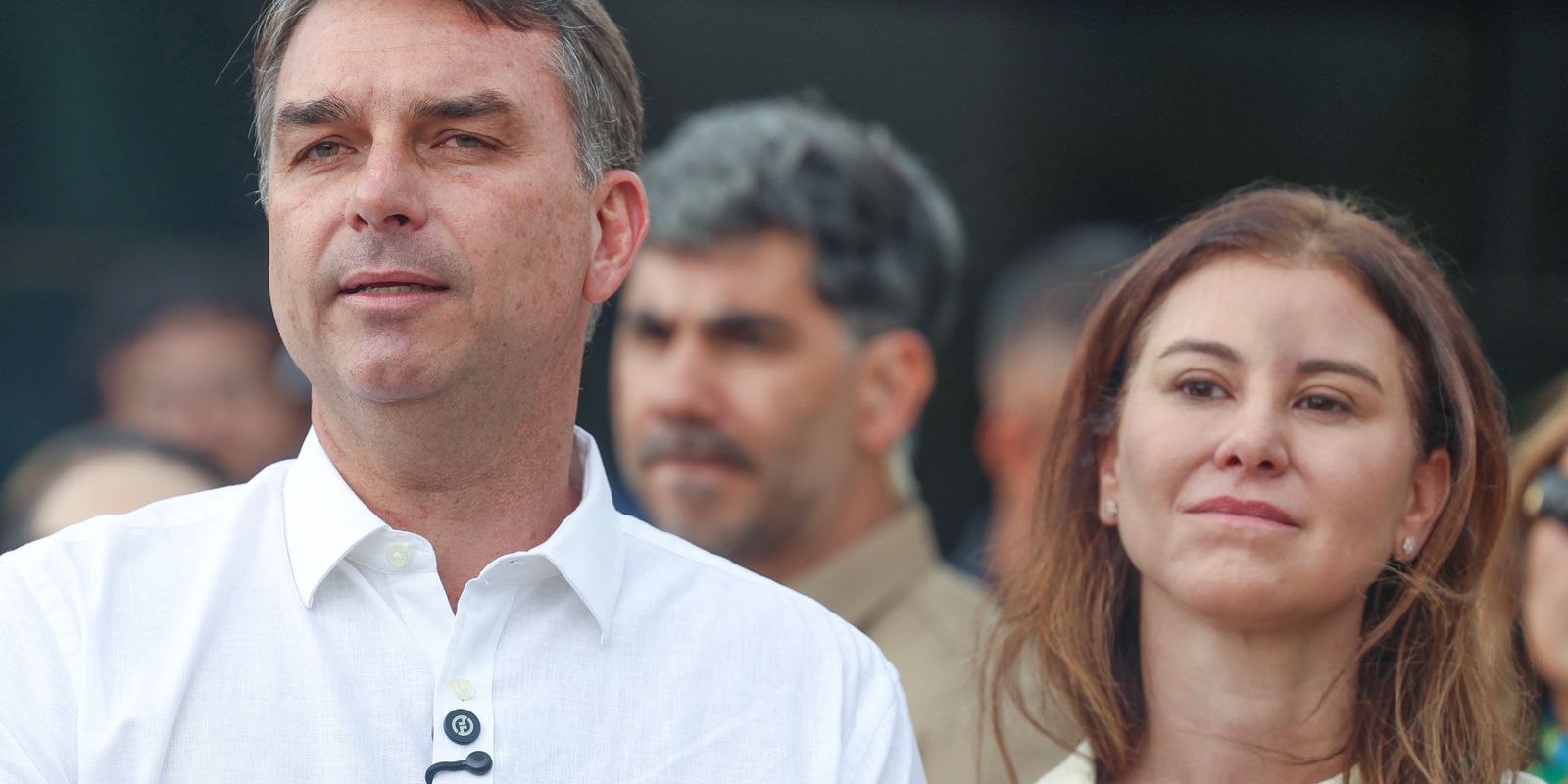 Flávio Bolsonaro participa de missa e fala sobre visitas ao pai em Brasília