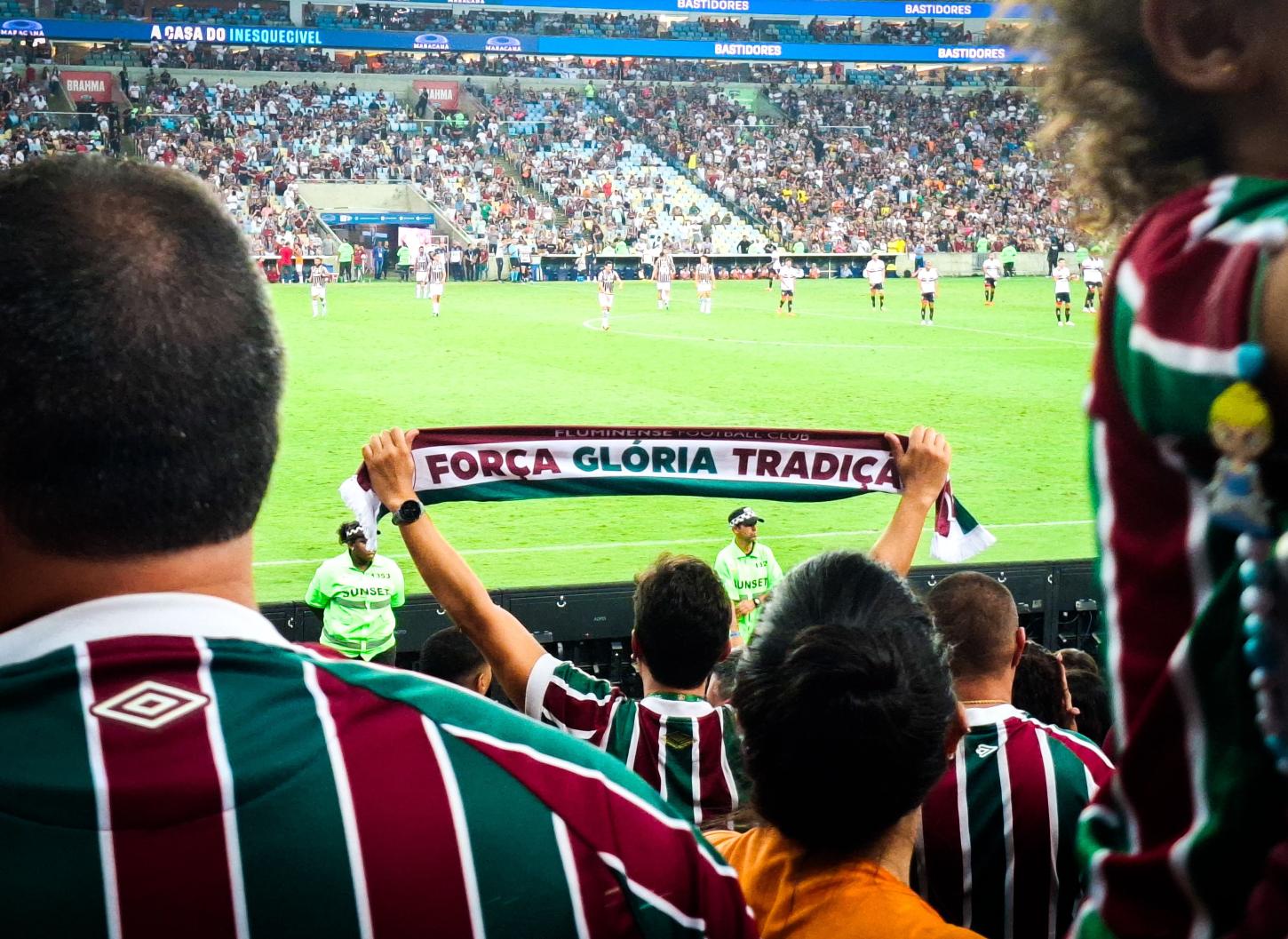 Fluminense goleia Coritiba com hat-trick de Savarino e Atlético-MG busca empate heroico com dez em Curitiba