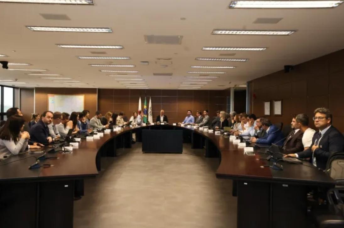 Governo de Minas apresenta cenário de obras e infraestrutura à equipe de transição