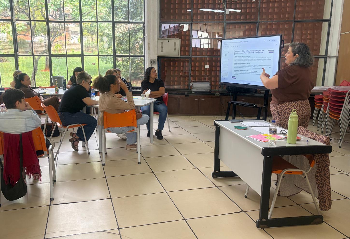 Governo de Minas oferece formação sobre telas interativas para escolas estaduais