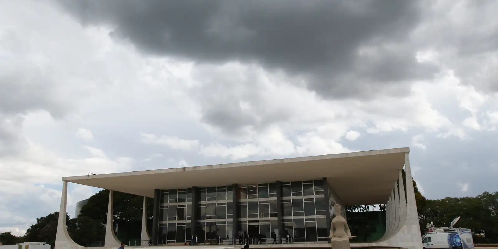 Prisão no STF ocorre após homem tentar invadir a sede da Corte em Brasília